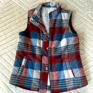 Women’s cozy plaid vest with fleece lining